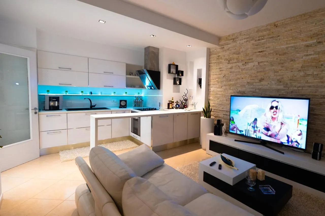 Vlorë Hana Apartament Hot Tub דירה