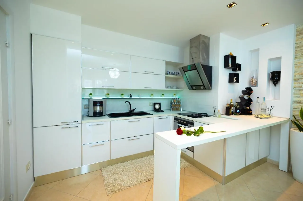 דירה Vlorë Hana Apartament Hot Tub אלבניה